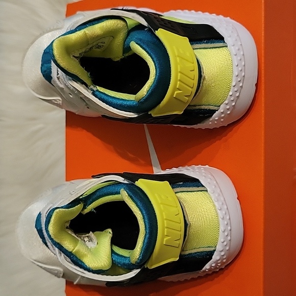 NWT Nike Sneakers - Picture 2 of 6